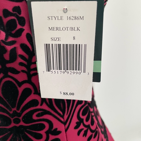 Gabby Skye NWT Merlot Red and Black Velvet Floral Knee Length  Dress Size 8 - Picture 4 of 8